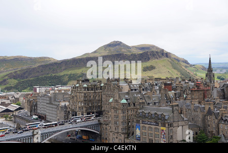 Una vista di Edimburgo di Oldtown con The Scotsman Hotel nel centro e i 823 piedi alto Arthur' Seat in background Foto Stock