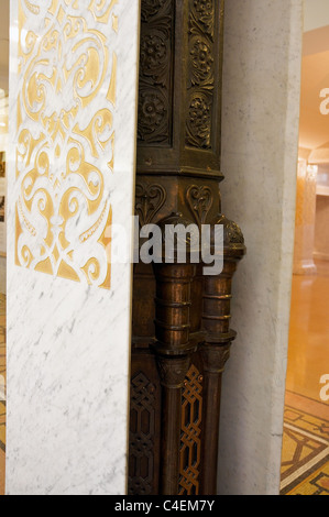 Una sezione di una colonna visualizzato all'interno di Chicago's Rookery Building, che mostra gli stili di contrasto creato nel 1888 e nel 1905. Foto Stock