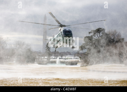 Marine uno atterra sul prato Sud della Casa Bianca. Foto Stock