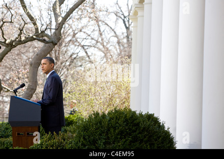 Il presidente Barack Obama offre un commento nel Giardino delle Rose della Casa Bianca. Foto Stock