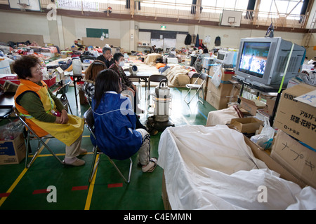 Il No. 6 High School, essendo usato come centro di evacuazione per i profughi a causa di danni dello tsunami in Sendai, città di Sendai, Giappone Foto Stock