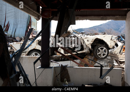 Danni e detriti provocati dal marzo xi del terremoto e dello tsunami, in città Kamaishi, regione di Tohoku, Giappone, il 12 aprile 2011. Foto Stock