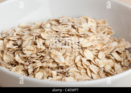 Asciugare i fiocchi d'avena contro uno sfondo bianco Foto Stock