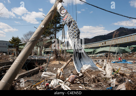 Danni e detriti provocati dal marzo xi del terremoto e dello tsunami, in città Kamaishi, regione di Tohoku, Giappone, il 12 aprile 2011. Foto Stock