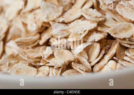 Asciugare i fiocchi d'avena contro uno sfondo bianco Foto Stock