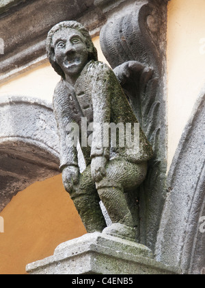 Dettaglio della facciata del municipio di Piasano (Palazzo Fabrizi, decorata con insolito loggiato barocco Foto Stock