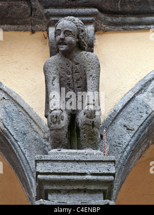 Dettaglio della facciata del municipio di Piasano (Palazzo Fabrizi, decorata con insolito loggiato barocco Foto Stock