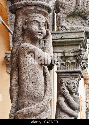 Dettaglio della facciata del municipio di Piasano (Palazzo Fabrizi, decorata con insolito loggiato barocco Foto Stock