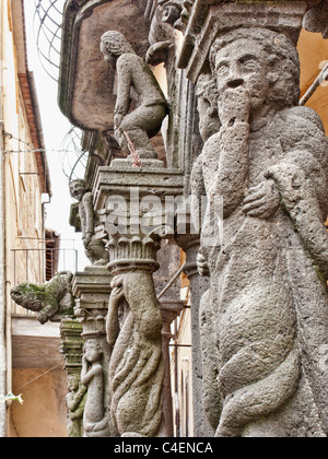 Dettaglio della facciata del municipio di Piasano (Palazzo Fabrizi, decorata con insolito loggiato barocco Foto Stock