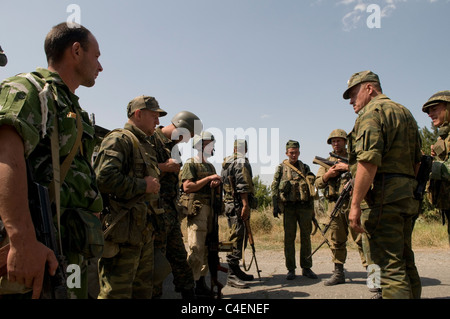 Soldati russi ricevono istruzioni da loro comandante prima di entrare in città Gori, durante la guerra Russo-Georgian Agosto 2008 Foto Stock