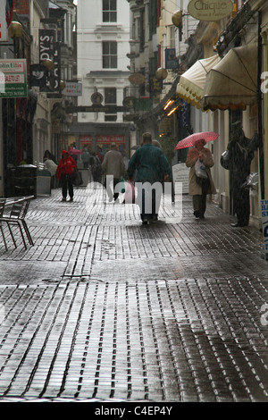 Heavy Rain in stretta strada dello shopping. Foto Stock