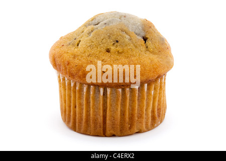 Muffin ai mirtilli isolato su bianco Foto Stock