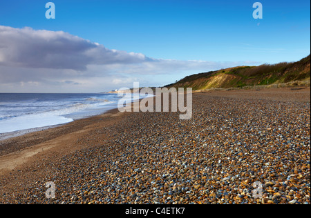 La spiaggia a Dunwich su una mattina di primavera guardando verso Sizewell con Sizewell centrale nucleare a distanza Foto Stock