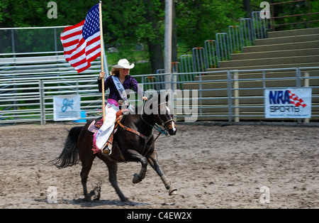 Esecuzione di cavallo con bandiera americana e pilota. Foto Stock