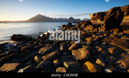 Una vista da Elgol sull'Isola di Skye in Scozia Foto Stock