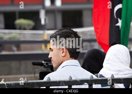 Un anti-Gheddafi protester con Libia libera tagliato in suoi capelli al di fuori dell'Ambasciata libica Foto Stock