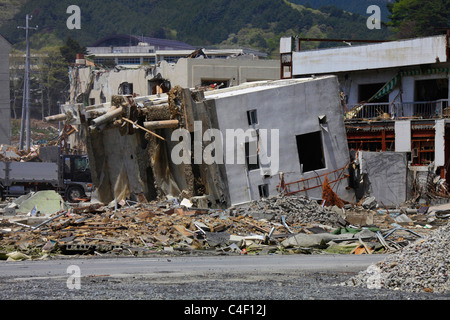 Un edificio rovesciati tsunami a Onagawa Miyagi Giappone Foto Stock