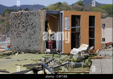 Un edificio rovesciati tsunami a Onagawa Miyagi Giappone Foto Stock