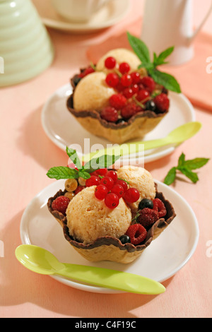 Pesche gelato e frutti di bosco in tulip wafer, ricetta disponibile. Foto Stock