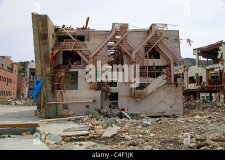 Un edificio rovesciati tsunami a Onagawa Miyagi Giappone Foto Stock