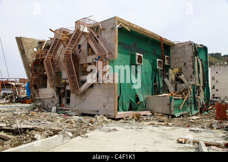 Un edificio rovesciati tsunami a Onagawa Miyagi Giappone Foto Stock