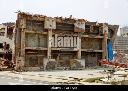 Un edificio rovesciati tsunami a Onagawa Miyagi Giappone Foto Stock