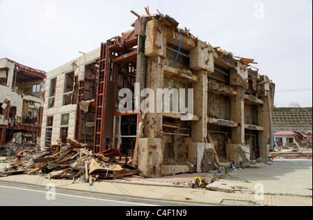 Un edificio rovesciati tsunami a Onagawa Miyagi Giappone Foto Stock