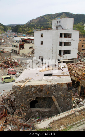 Un edificio rovesciati tsunami a Onagawa Miyagi Giappone Foto Stock