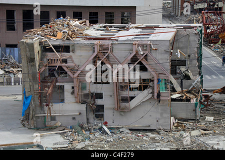 Un edificio rovesciati tsunami a Onagawa Miyagi Giappone Foto Stock