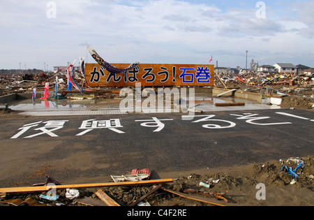 Un revival scritto slogan con Carp streamers per incoraggiare le persone in questa città devastata dal maremoto undicesimo marzo 2011 Foto Stock