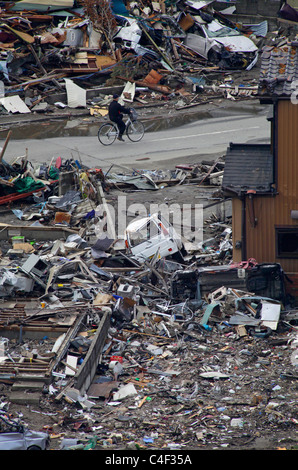 Escursioni in bicicletta a dallo tsunami che ha devastato la città Ishinomaki Miyagi Giappone Foto Stock