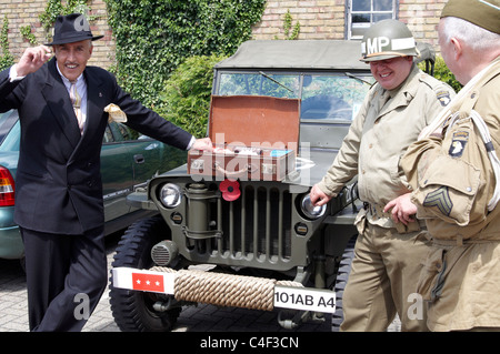 La Seconda Guerra mondiale (WW2) rievocazione di una guerra sulla linea giorno presso la Ferrovia Mid-Hants nel giugno 2011. Foto Stock