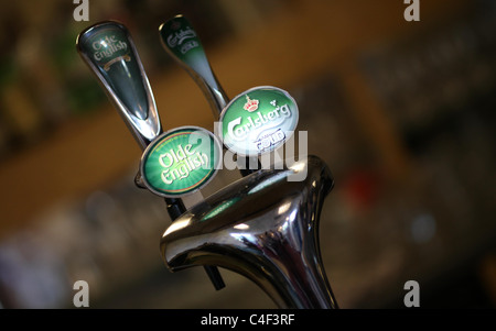 Una donna si versa la birra alla spina da una pompa. Foto di James Boardman Foto Stock