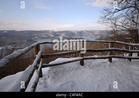 Aussichtspunkt Hirschley im Nationalpark Eifel mit Blick auf den Rursee. Foto Stock