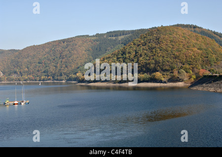 Rursee mit Honigberg und Kermeter. Foto Stock