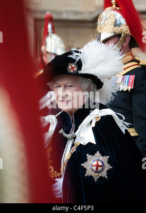 Sua Maestà la Regina Elisabetta II in processione giarrettiera, il Castello di Windsor, 2011 Foto Stock