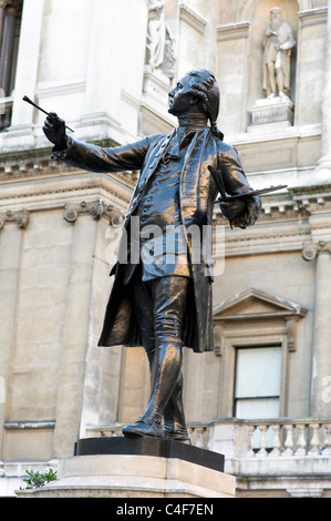 Statua di bronzo di Sir Joshua Reynolds fuori l'ingresso alla Royal Academy of Arts di Londra, Inghilterra, Regno Unito Foto Stock