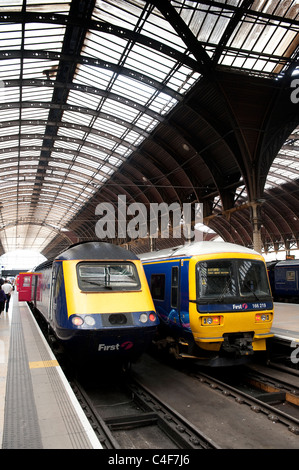 Primo grande Western classe 43 e classe 166 treni in attesa in una piattaforma presso la stazione ferroviaria di Paddington a Londra, Inghilterra. Foto Stock