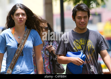 La gente camminare nel parco centrale del quartiere di Miraflores, Lima, Perù. Foto Stock
