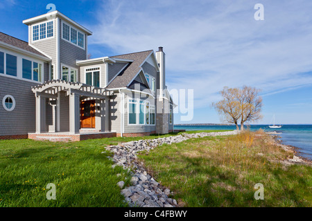 A Lakeside homestead con barca a vela sul Leelanau Peninisula, Michigan, Stati Uniti d'America. Foto Stock