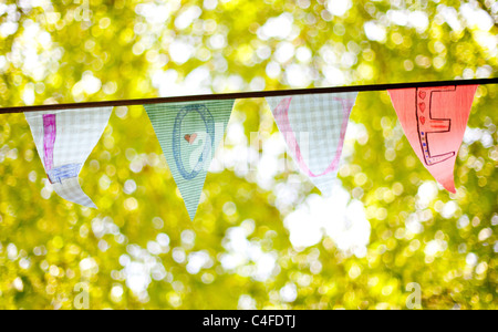 Una linea di bunting flags ortografia 'amore' Foto Stock