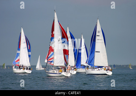 Yachts nel Solent off gli aghi Light House durante il giro dell'isola gara durante una settimana di Cowes l'Isola di Wight in Inghilterra Foto Stock