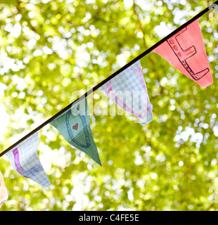 Una linea di bunting flags ortografia 'amore' Foto Stock