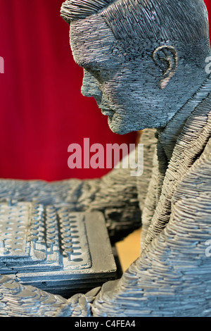 La Alan Turing scultura dell'artista Stephen bollitore su display a Bletchley Park vicino a Milton Keynes, Buckinghamshire, Inghilterra Foto Stock