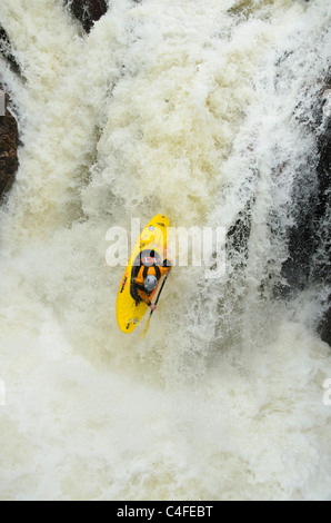 Kayaker Callum Anderson su cascate inferiori, Glen Nevis, vicino a Fort William, Scozia Foto Stock