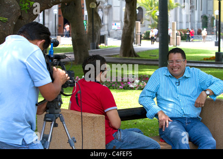 Telecamera uomini di registrazione avente un'intervista nel parco centrale del quartiere di Miraflores, Lima, Perù. Foto Stock