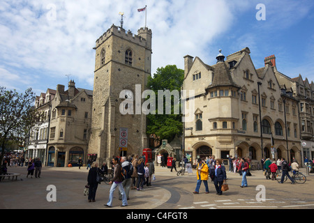 Vista della torre Carfax, St Martin's Church, Queen Street, il centro città di Oxford, Oxfordshire, Inghilterra, UK, Regno Unito, GB, Foto Stock