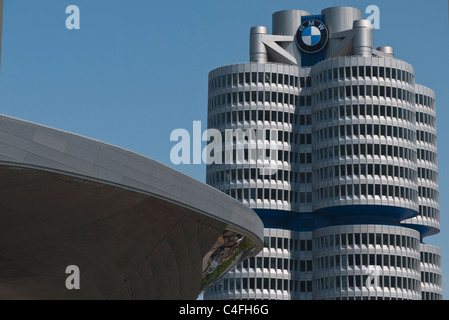 Distante un dettaglio della BMW World Headquarters noto come la BMW-Vierzylinder, o BMW a quattro cilindri in inglese, a Monaco di Baviera, Germania. Foto Stock