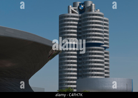 Distante un dettaglio della BMW World Headquarters noto come la BMW-Vierzylinder, o BMW a quattro cilindri in inglese, a Monaco di Baviera, Germania. Foto Stock