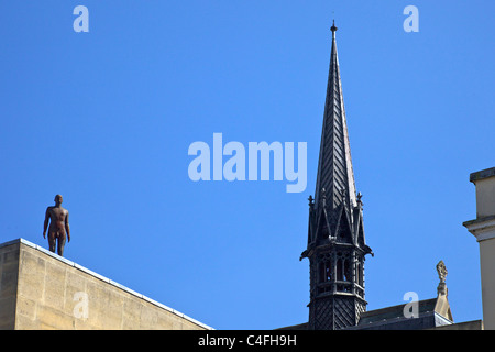 In piedi la figura di Antony Gormley, parte di un altro tempo II, Exeter College, Broad Street, Oxford University, Oxfordshire, Engla Foto Stock